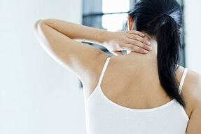 As causas e síntomas da osteocondrose cervical