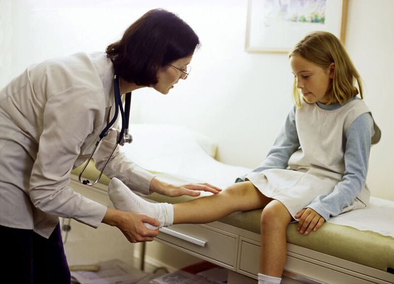 Nenas con artrose da articulación do xeonllo nunha recepción nun especialista