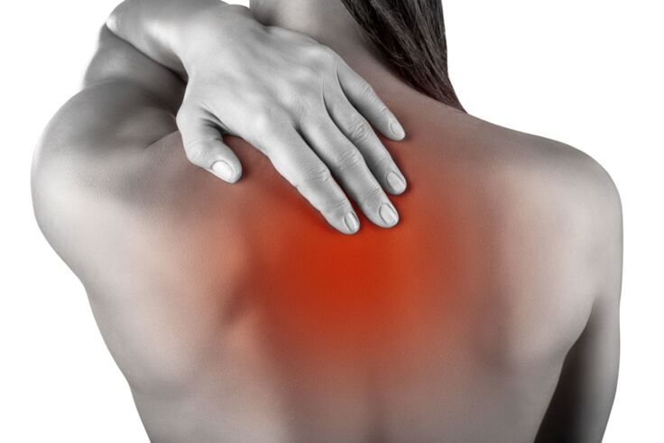 Localización da dor entre os omóplatos na osteocondrose torácica